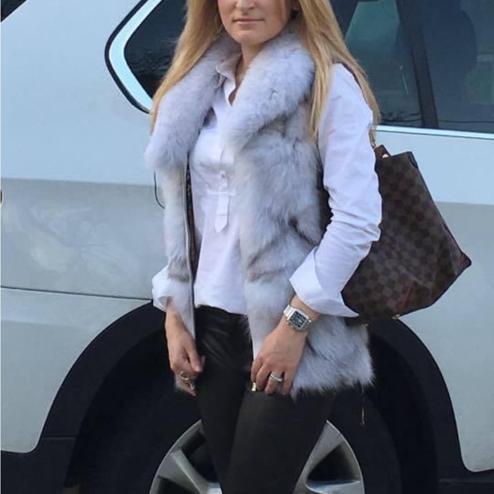 Very adorable faux fur vest on zipper and optional belt included